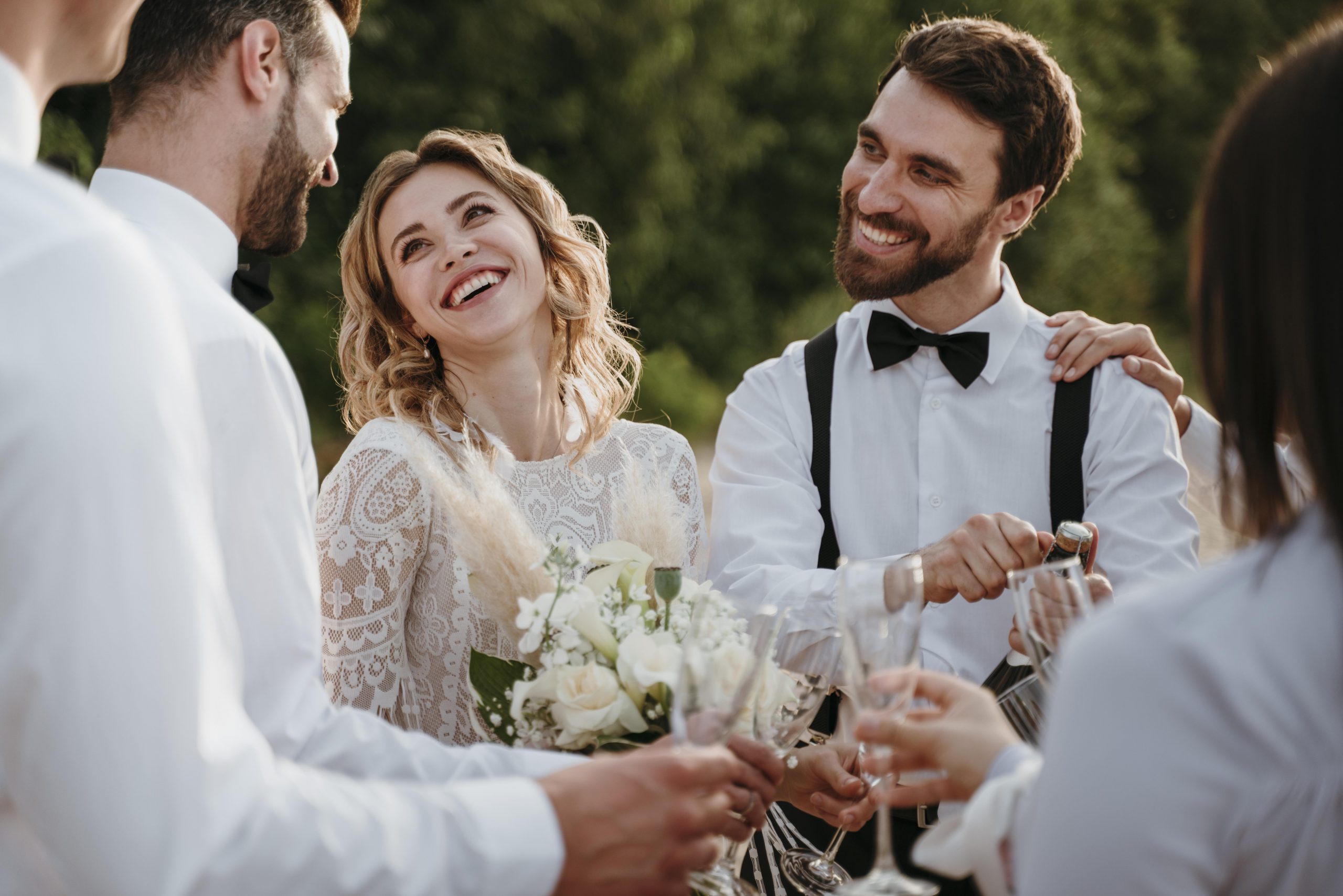 leute die eine hochzeit am strand feiern