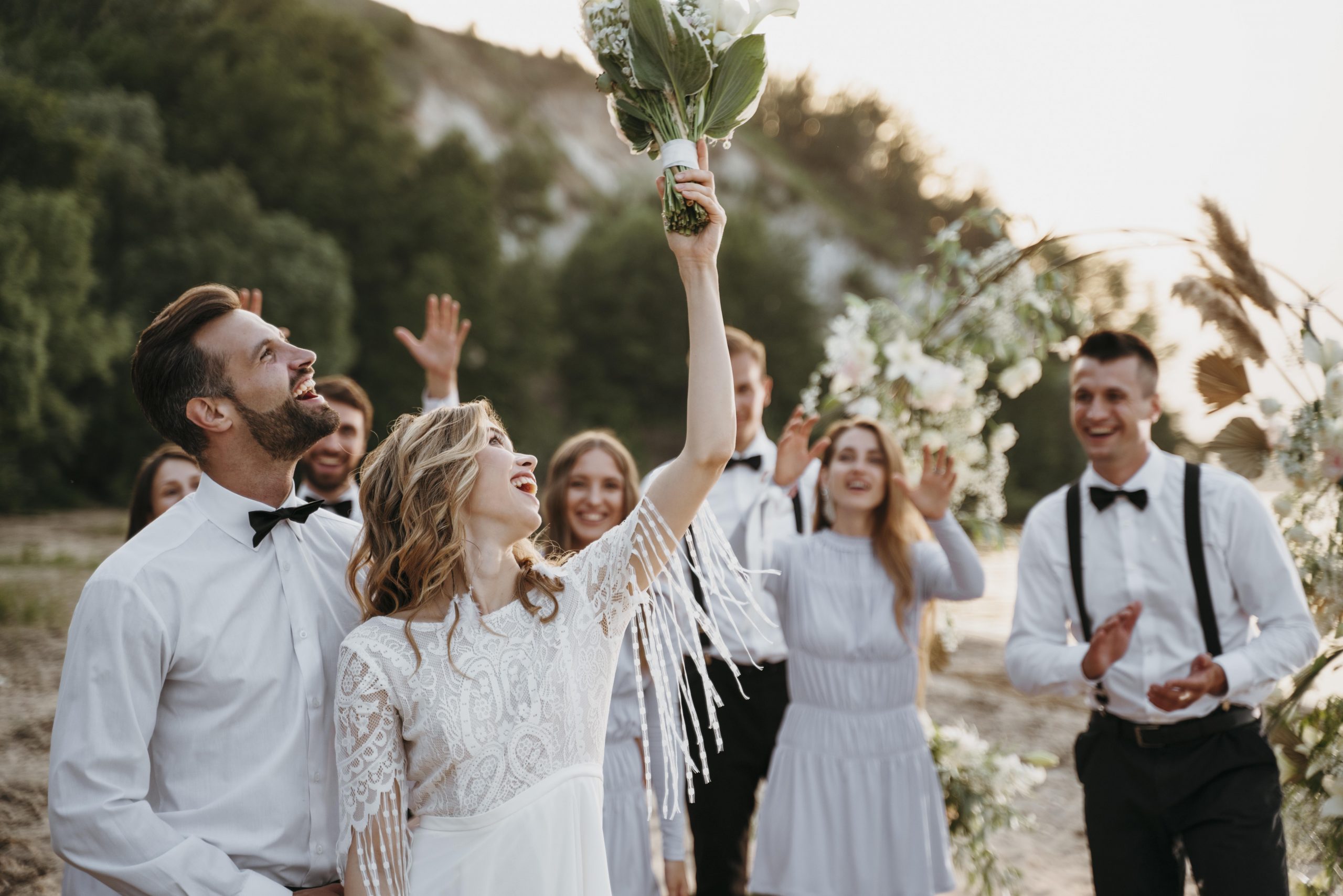 schone menschen die eine hochzeit am strand feiern